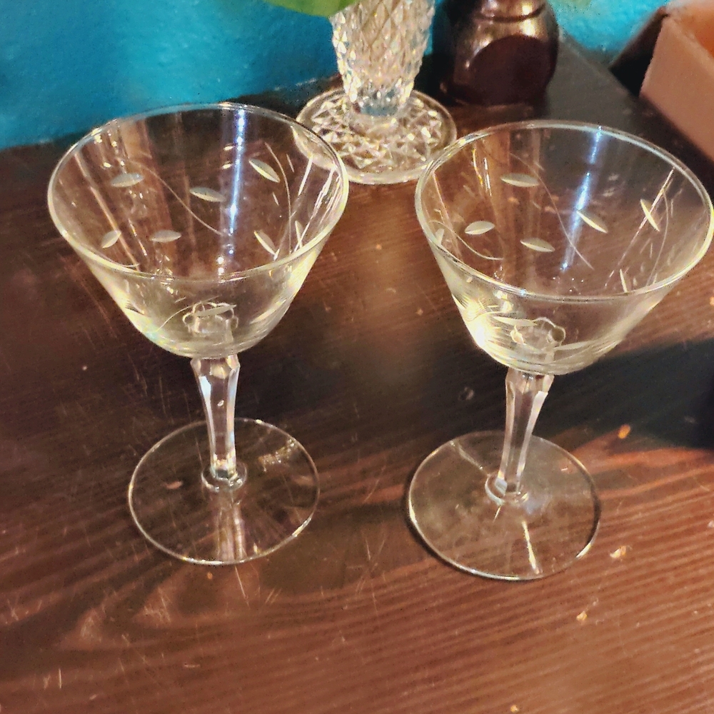 Elegant Clear Glass Martini Glasses Set